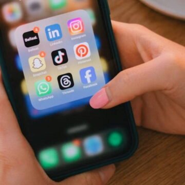 Sosyal medya akışını gösteren telefon ekranı üzerinde algoritma tercihi bildirimi