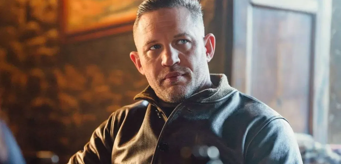 Paramount+, Mobland'ın üçüncü sezonunda Tom Hardy'nin başrolde olmaya devam edeceğini duyurdu. Tom Hardy, Mobland dizisinin üçüncü sezon onayı sonrası basın portresi