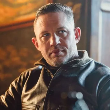 Paramount+, Mobland'ın üçüncü sezonunda Tom Hardy'nin başrolde olmaya devam edeceğini duyurdu. Tom Hardy, Mobland dizisinin üçüncü sezon onayı sonrası basın portresi