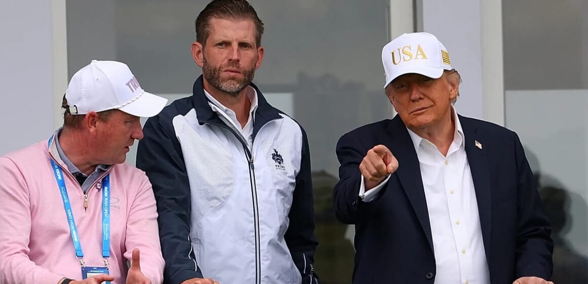 Trump, İrlanda ziyareti sırasında enerji fiyatları üzerinden Ukrayna'ya yüklendi. Trump, İrlanda Doonbeg'deki golf tesisinde gazetecilere enerji fiyatları hakkında açıklama yapıyor.