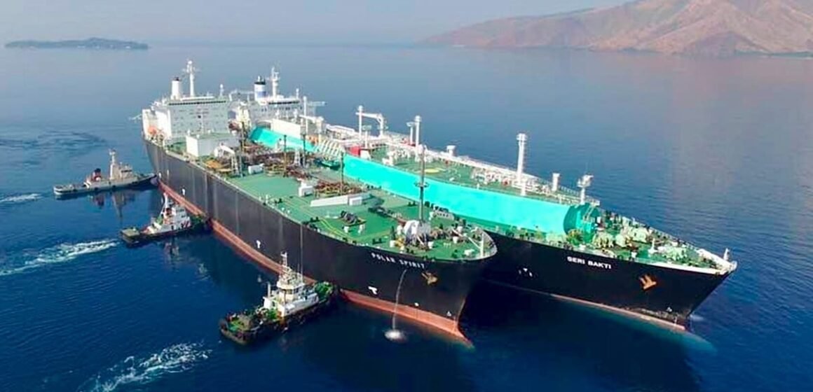Gemiden gemiye LNG aktarımları eksi 162 santigrat derece koşullarında yapılabiliyor; her operasyon bir milyon doların üzerinde ek maliyet getiriyor. Umman veya BAE açıklarında gemiden gemiye LNG yük aktarımı