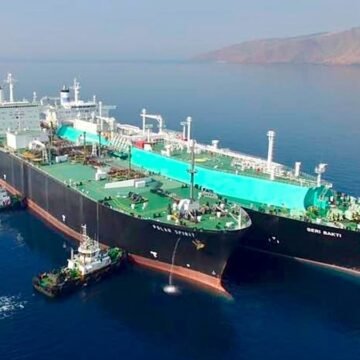 Gemiden gemiye LNG aktarımları eksi 162 santigrat derece koşullarında yapılabiliyor; her operasyon bir milyon doların üzerinde ek maliyet getiriyor. Umman veya BAE açıklarında gemiden gemiye LNG yük aktarımı