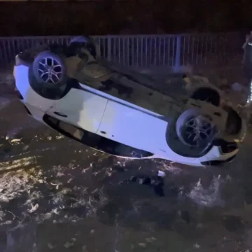 Ümraniye'de şarampole devrilmiş ve ters dönmüş otomobilin olay yeri görüntüsü