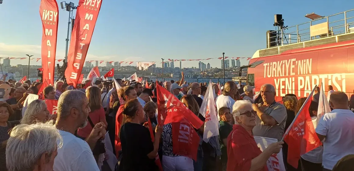 Üsküdar İskele Meydanı'nda YENİ Parti mitingine katılan yurttaşlar