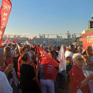 Yurttaşlar 12 Eylül 2026'da Üsküdar İskele Meydanı'nda bir araya geldi. Üsküdar İskele Meydanı'nda YENİ Parti mitingine katılan yurttaşlar