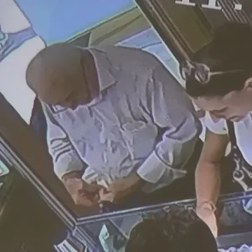 Yalova'da 2 milyon liralık altının son anda kurtarıldığı Kuyumcular Çarşısı'ndaki kuyumcu iş yeri. Yalova Kuyumcular Çarşısı'nda bir kuyumcu vitrini