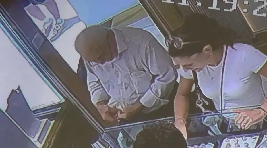 Yalova'da 2 milyon liralık altının son anda kurtarıldığı Kuyumcular Çarşısı'ndaki kuyumcu iş yeri. Yalova Kuyumcular Çarşısı'nda bir kuyumcu vitrini